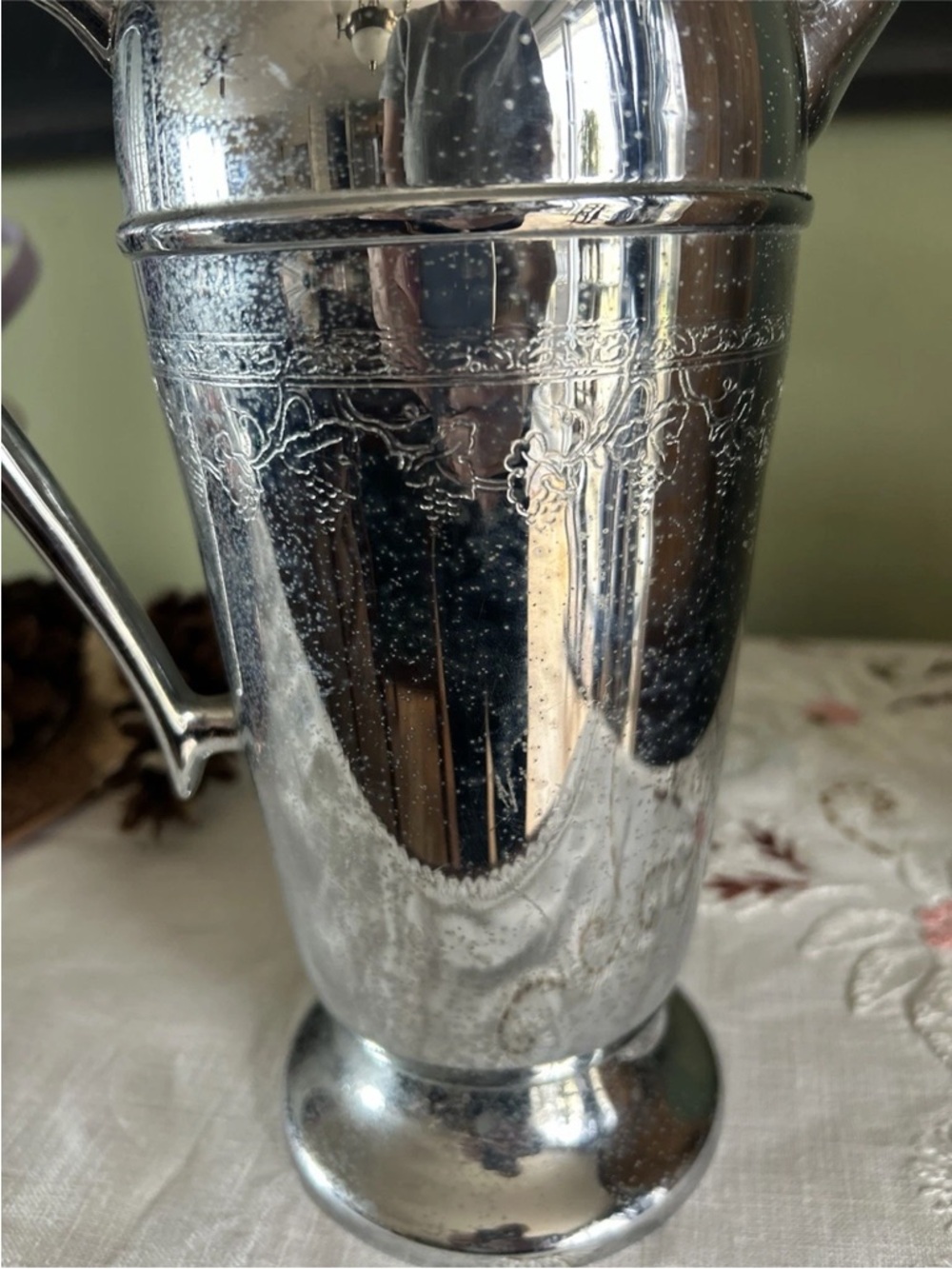 Vintage Art Deco Chrome Cocktail Shaker with Grapevine Design - Picture 2 of 6